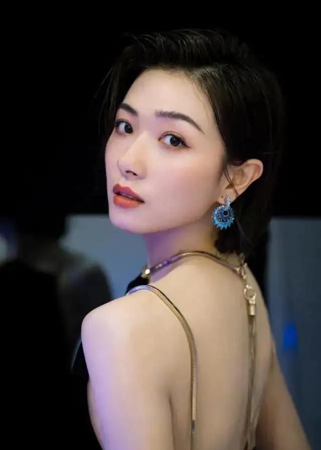 万茜短发写真,高贵冷艳,美艳动人!