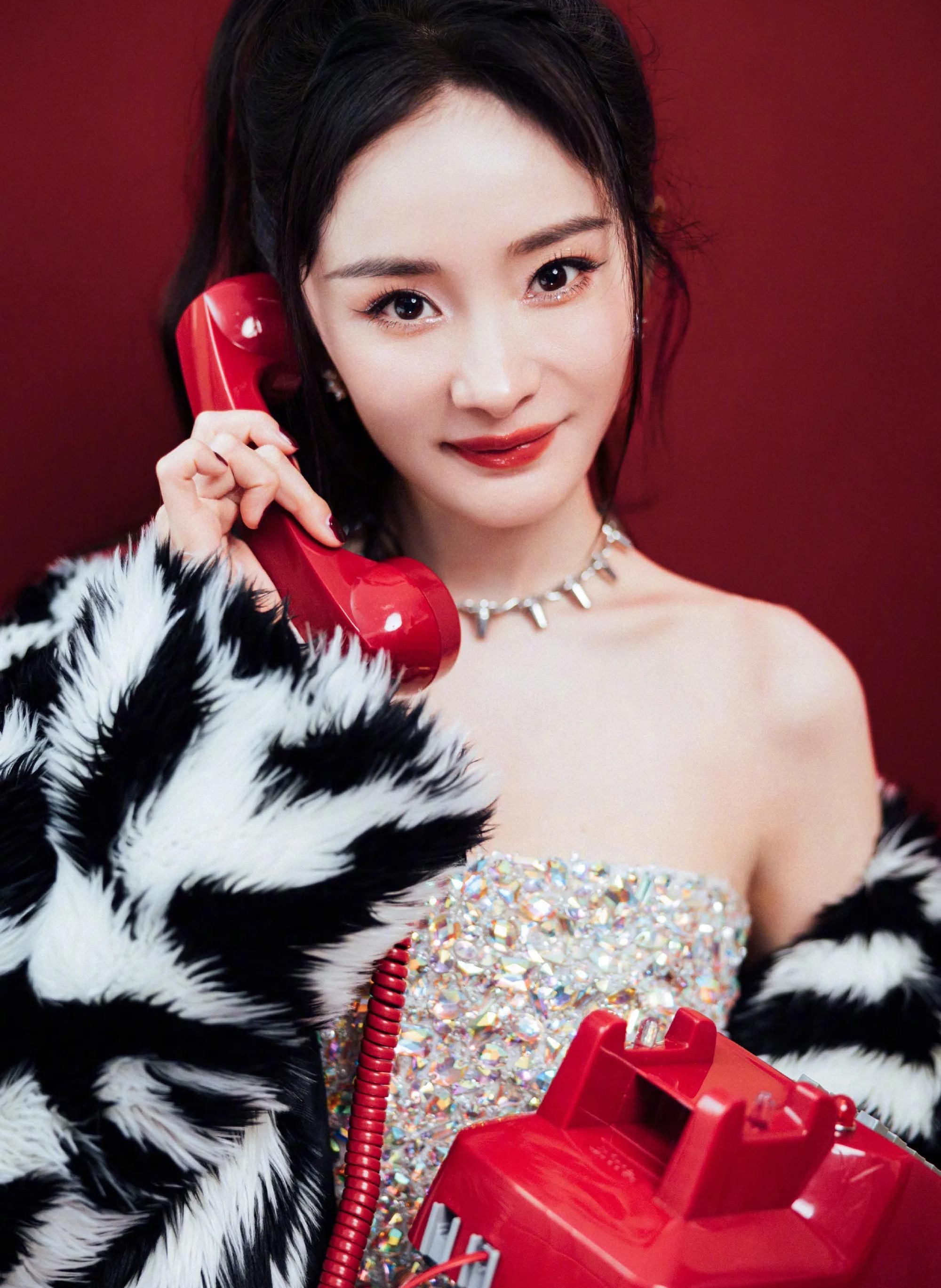 杨幂身穿密镶钻石短裙搭配混色毛绒外套,温柔美艳,楚楚动人!