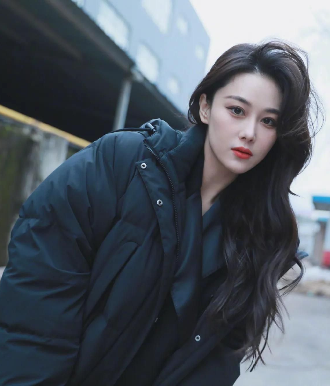 张馨予长发披肩侧颜优越红唇烈焰美艳动人