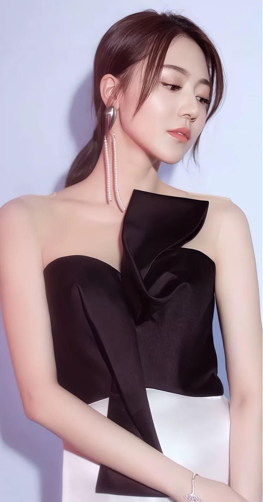 黄梦莹端庄优雅恬静写真,优雅迷人!__财经头条