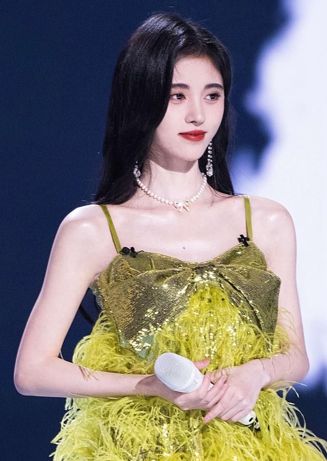 鞠婧祎绿色草丛裙,魅力女人!_高清图集_新浪网