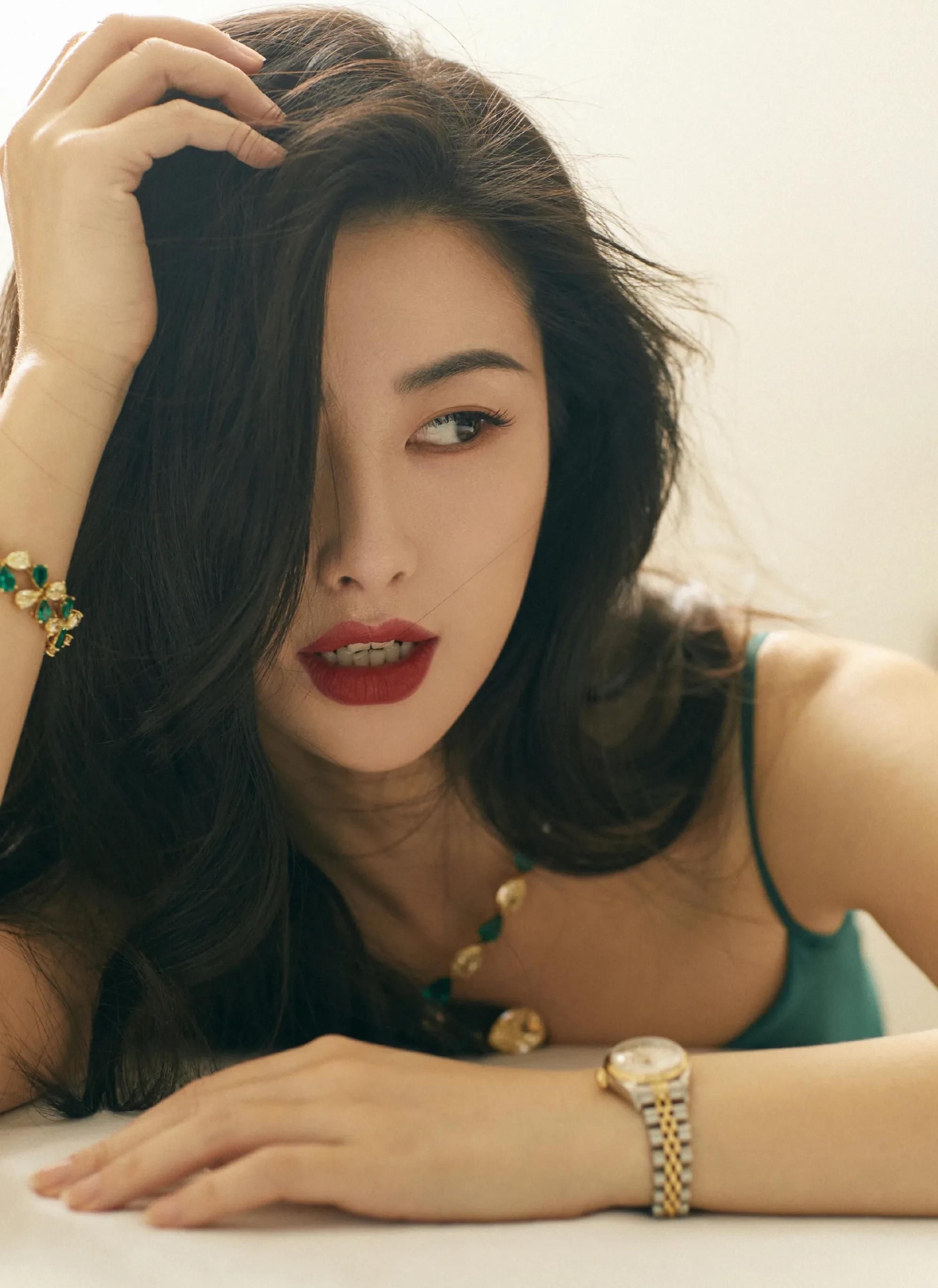 朱珠是古典美少女,忧郁的眼神,楚楚动人!__财经头条
