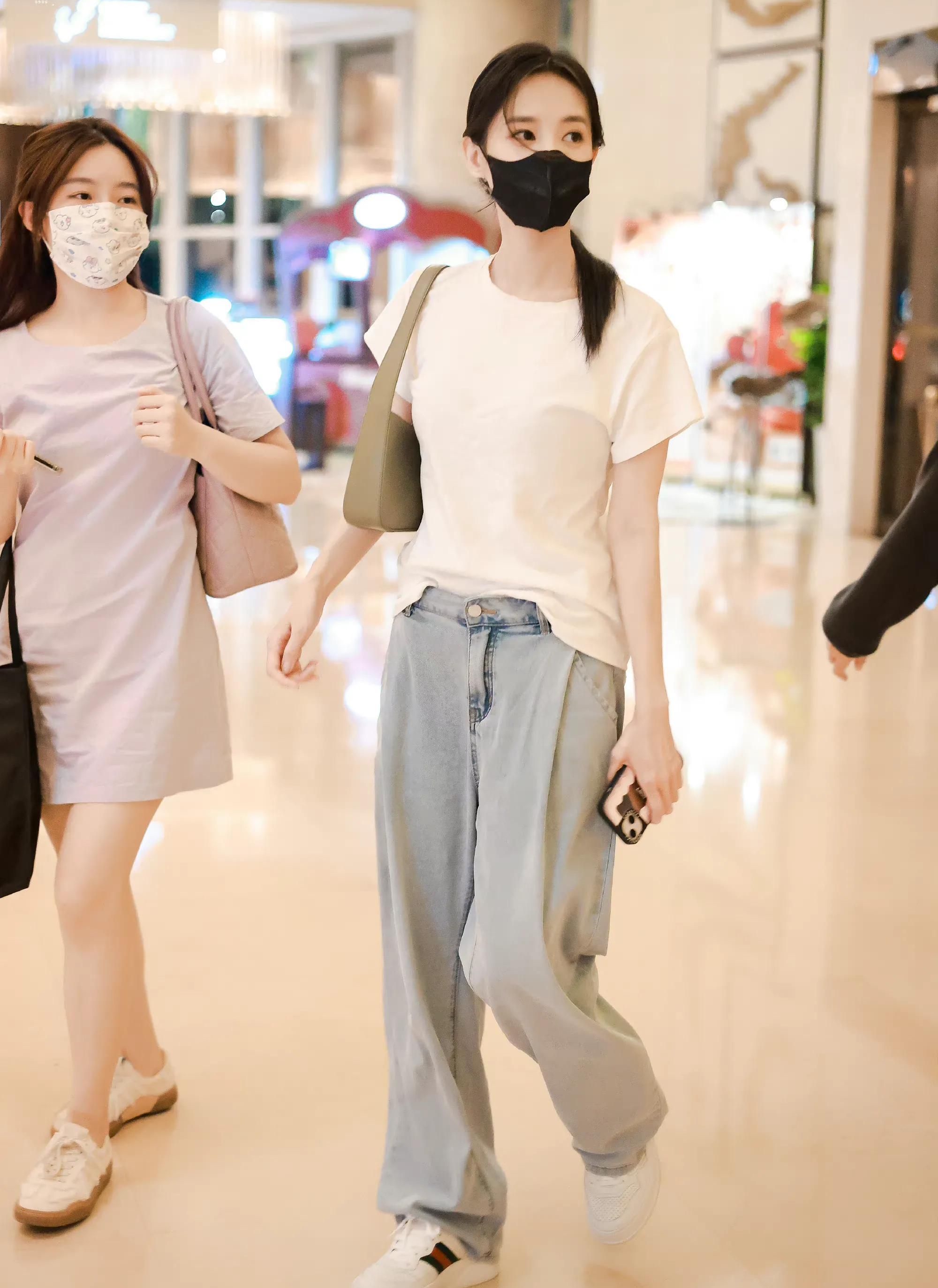 李一桐戴着口罩微笑肤白貌美玲珑精致