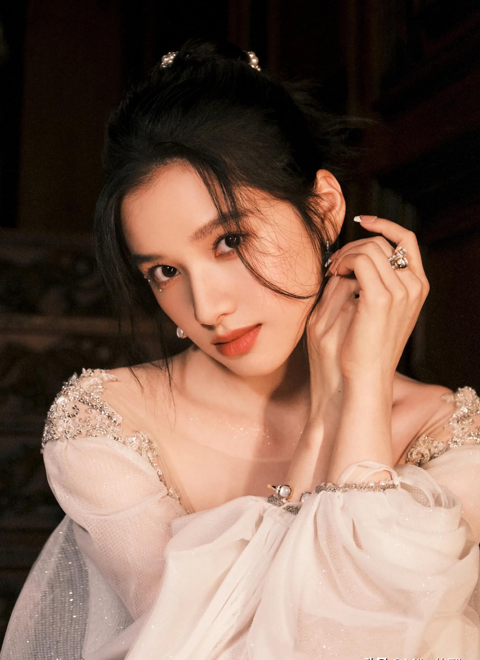 张婧仪:唯美清纯,肤白貌美,惊艳迷人!__财经头条