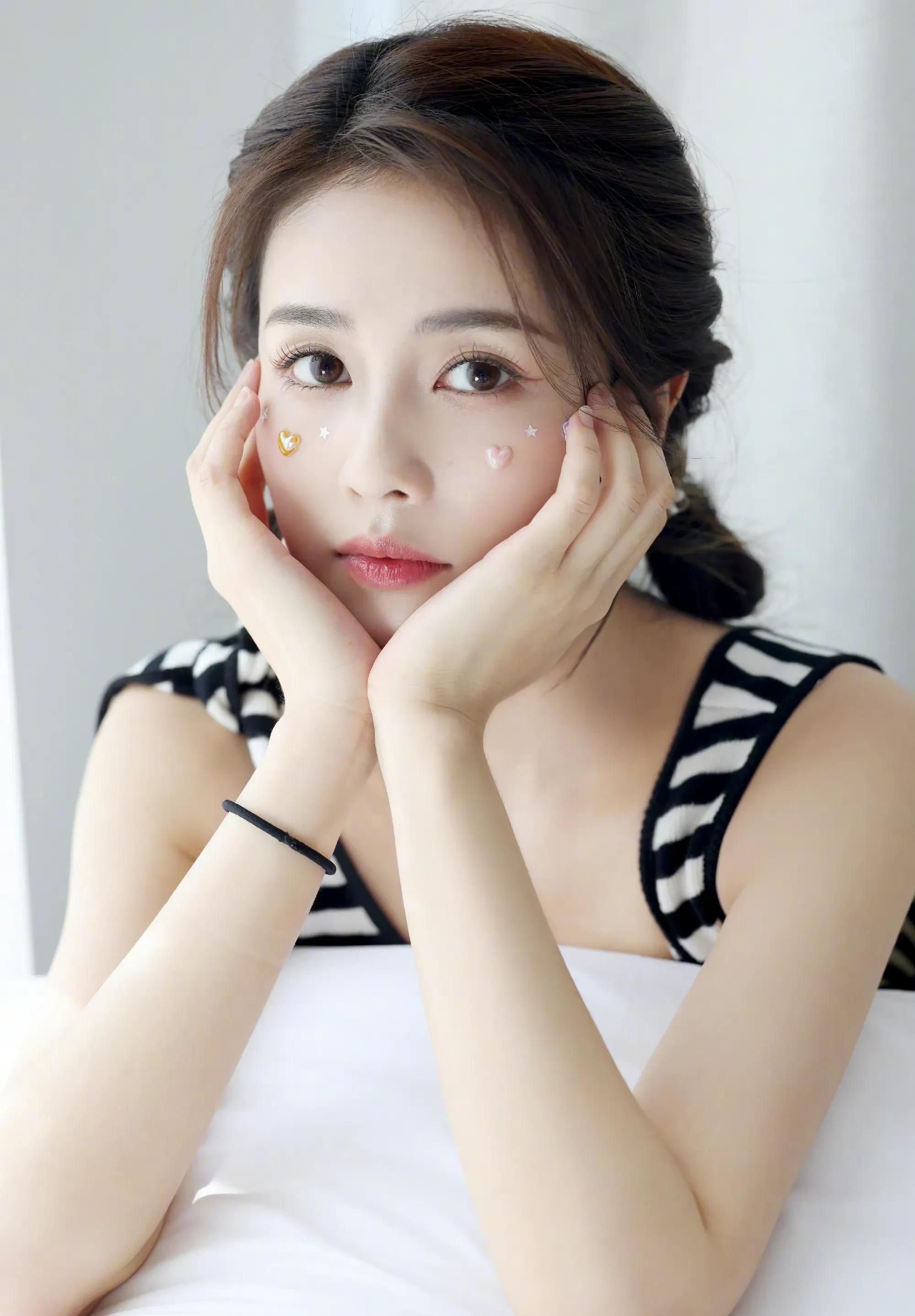 温婉秀雅的白鹿,甜美可爱,美艳动人!__财经头条