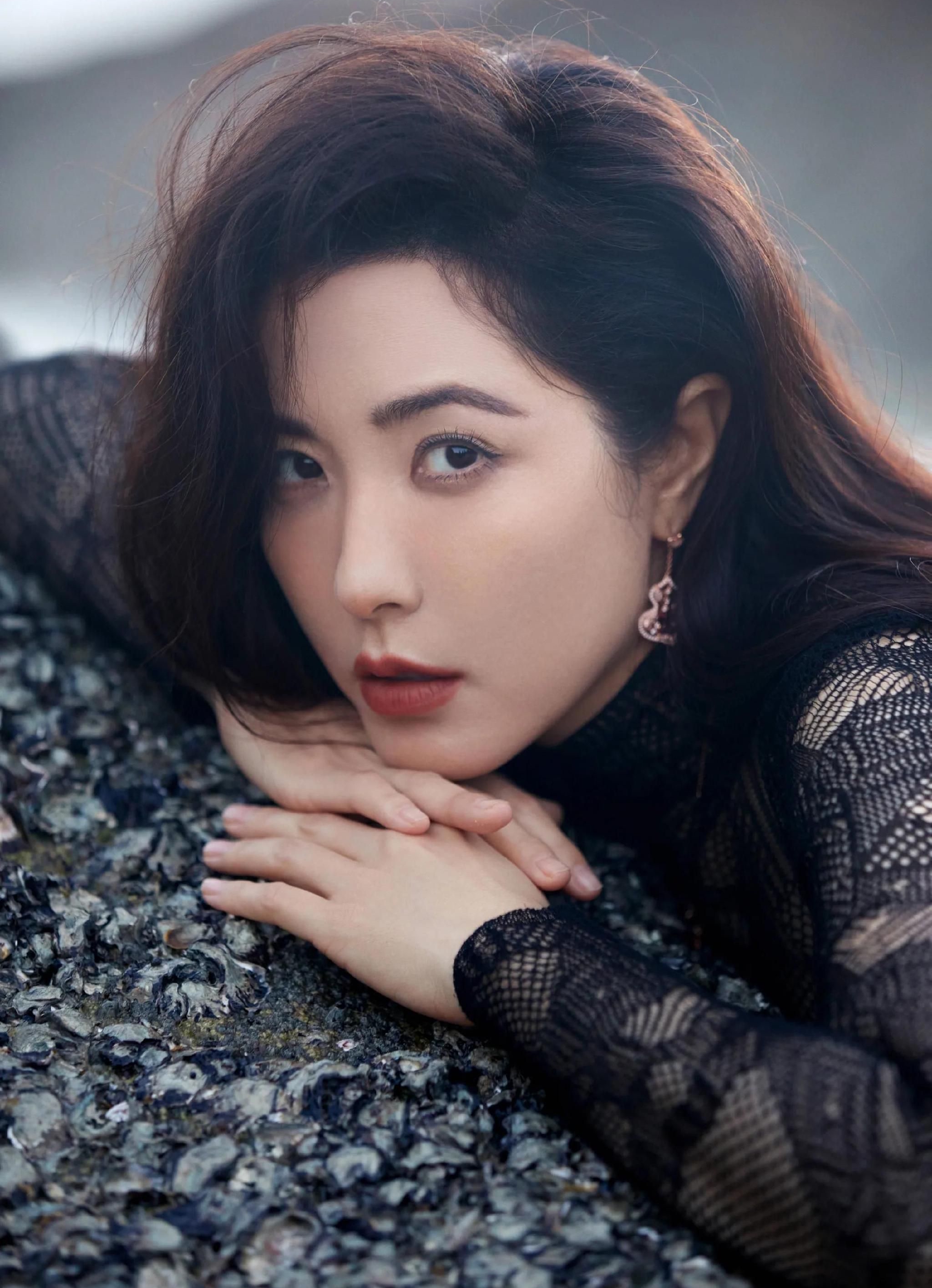 曾黎红唇黑色卷发,身穿黑色薄纱上衣,楚楚动人!