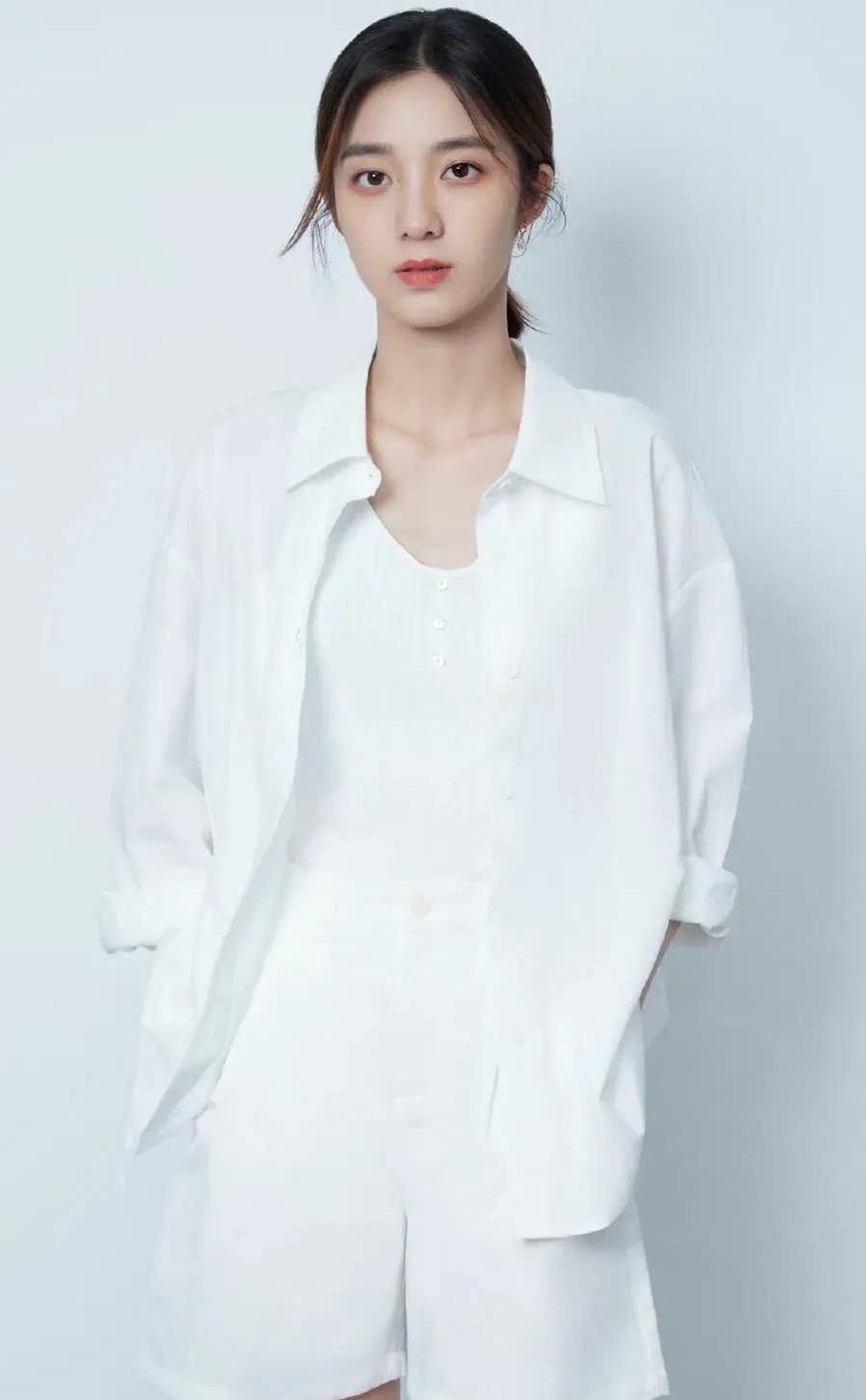 万鹏高清魅力写真,楚楚动人!__财经头条