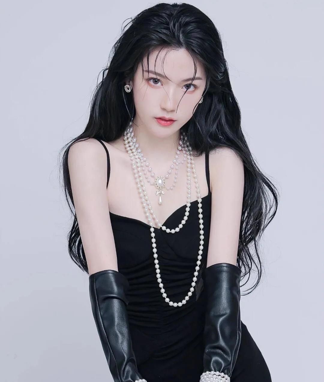 刑菲穿透视黑纱露背高开叉短裙风情万种美艳撩人