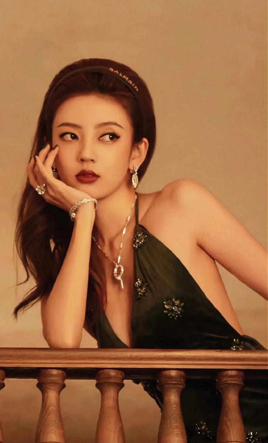 何瑞贤端庄优雅娴静写真优雅迷人