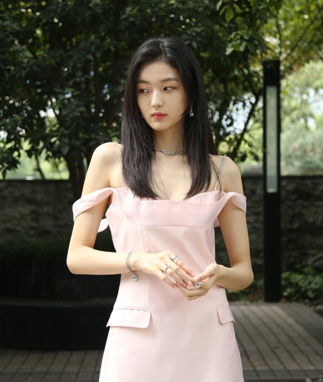 孙千大秀香肩小蛮腰,肤白貌美,美艳动人!