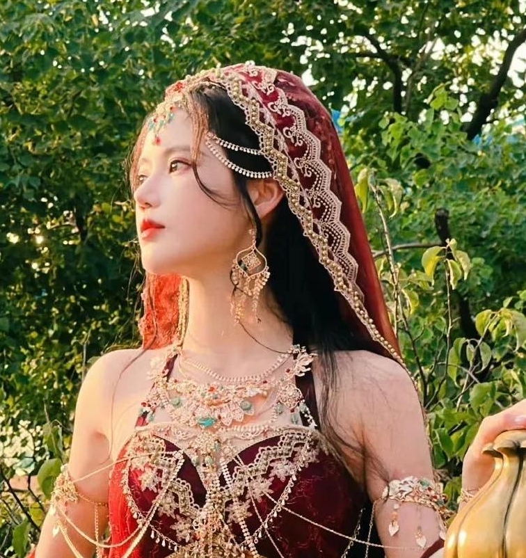 孙珍妮西域风写真怀抱琵琶风情万种