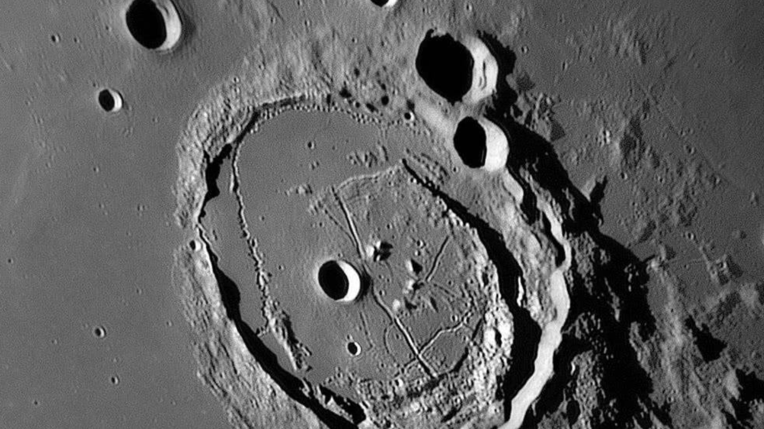 极为神秘的月球陨石坑,永远处于黑暗环境,里面或藏着生命的密码