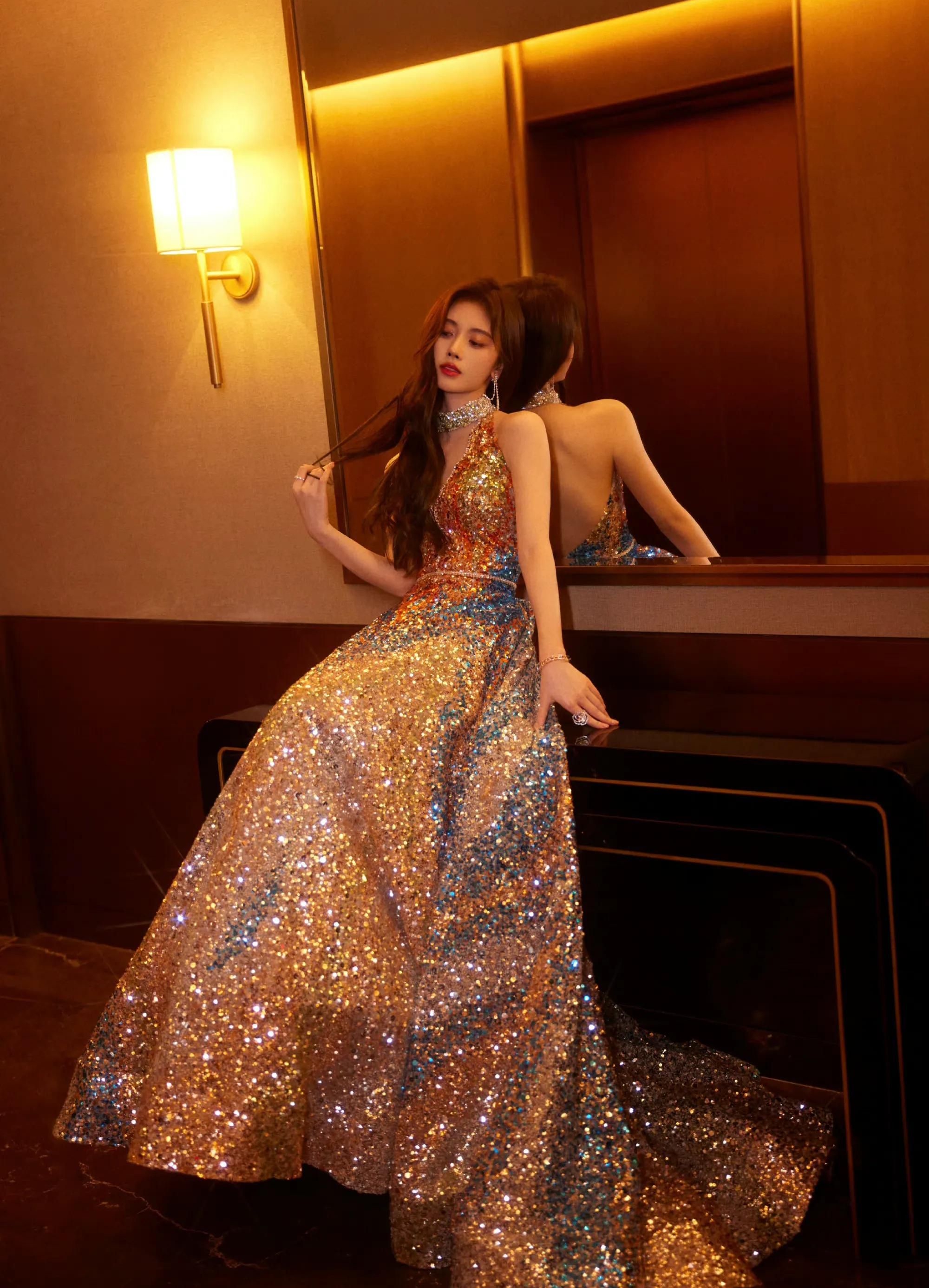 鞠婧祎鎏金露背长裙造型一身亮片高贵又美艳楚楚动人