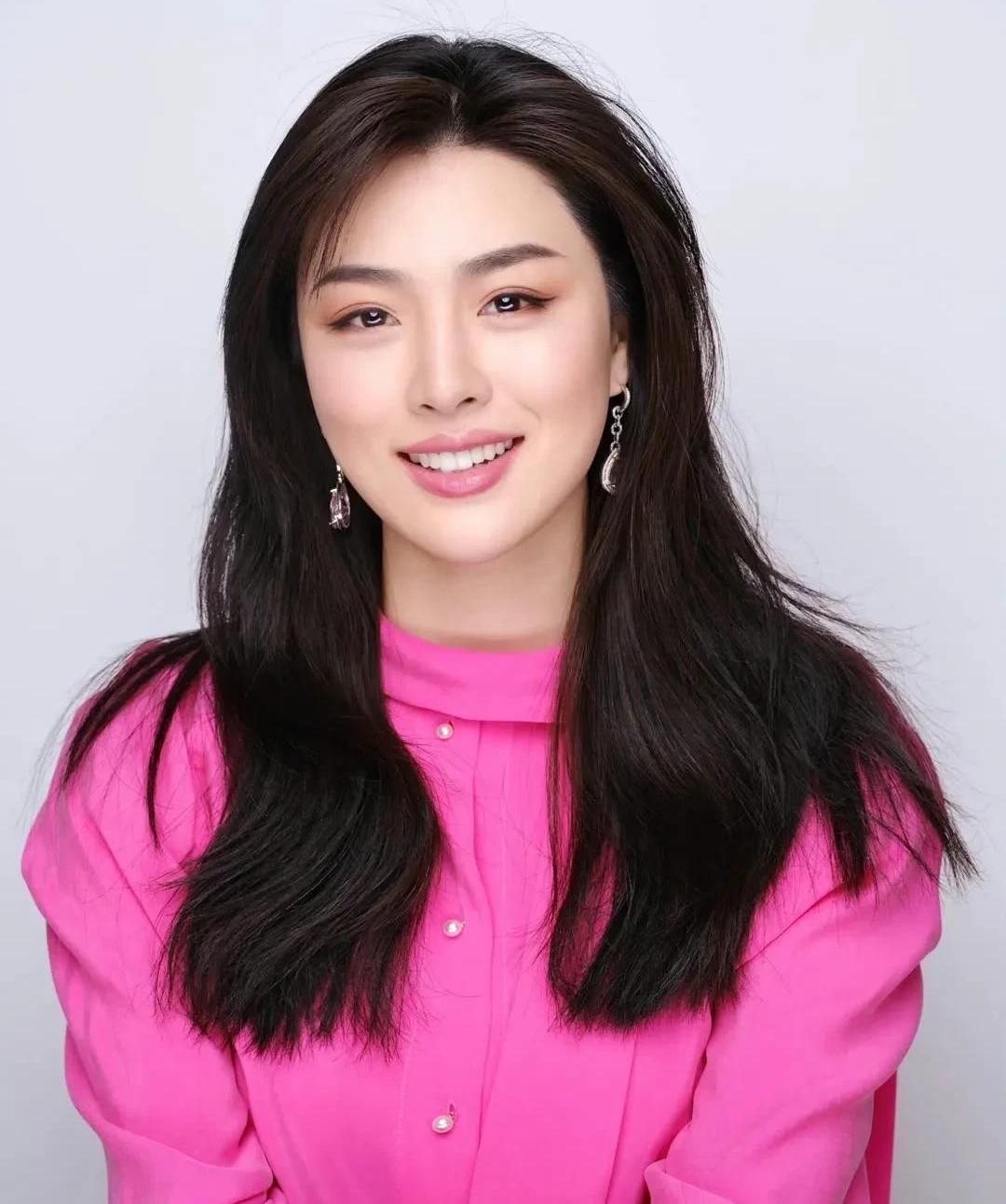 余薇薇高清美艳写真,明艳动人!__财经头条