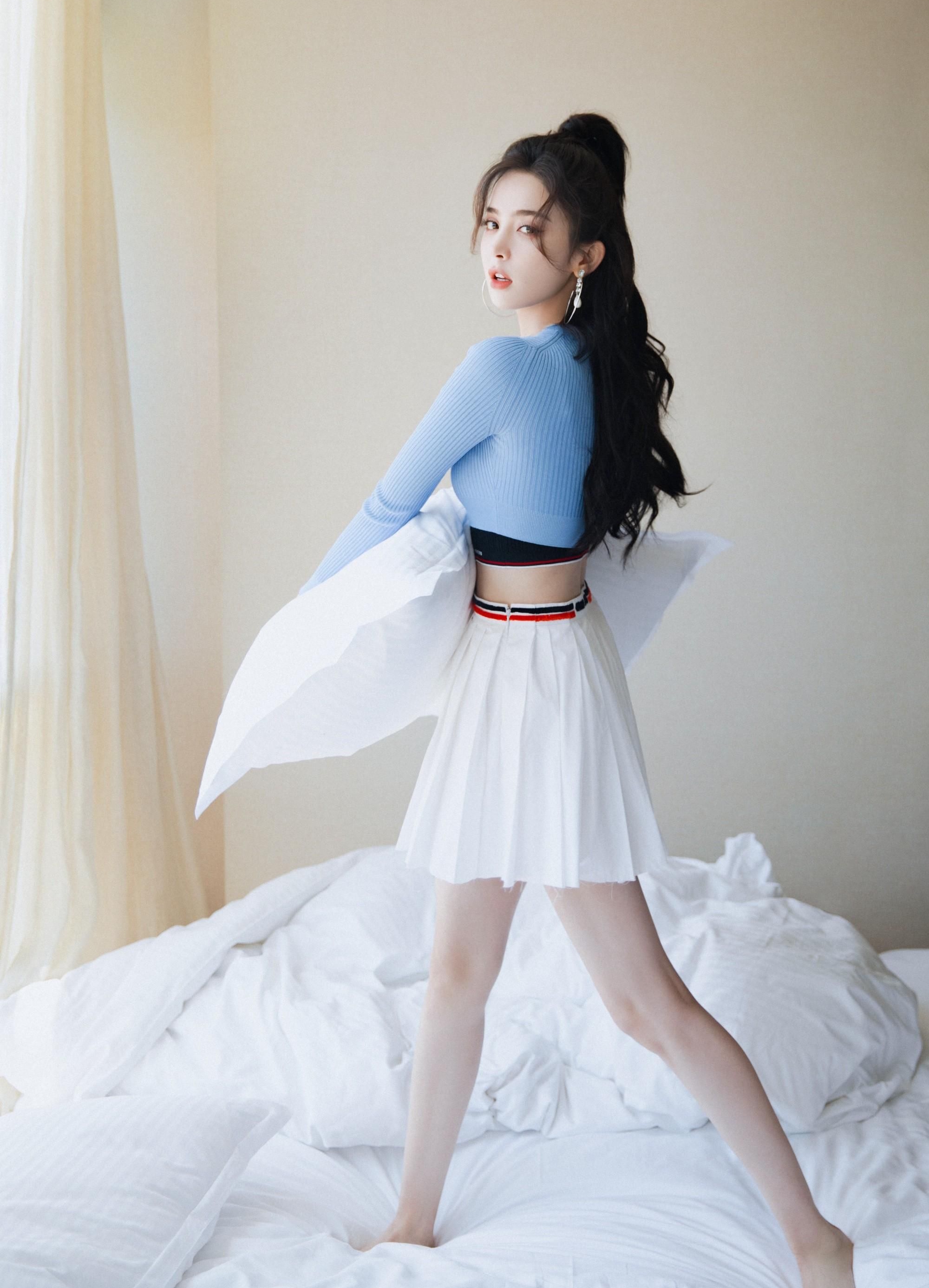 娜扎的丝光腿白皙修长娇艳如花惊艳迷人