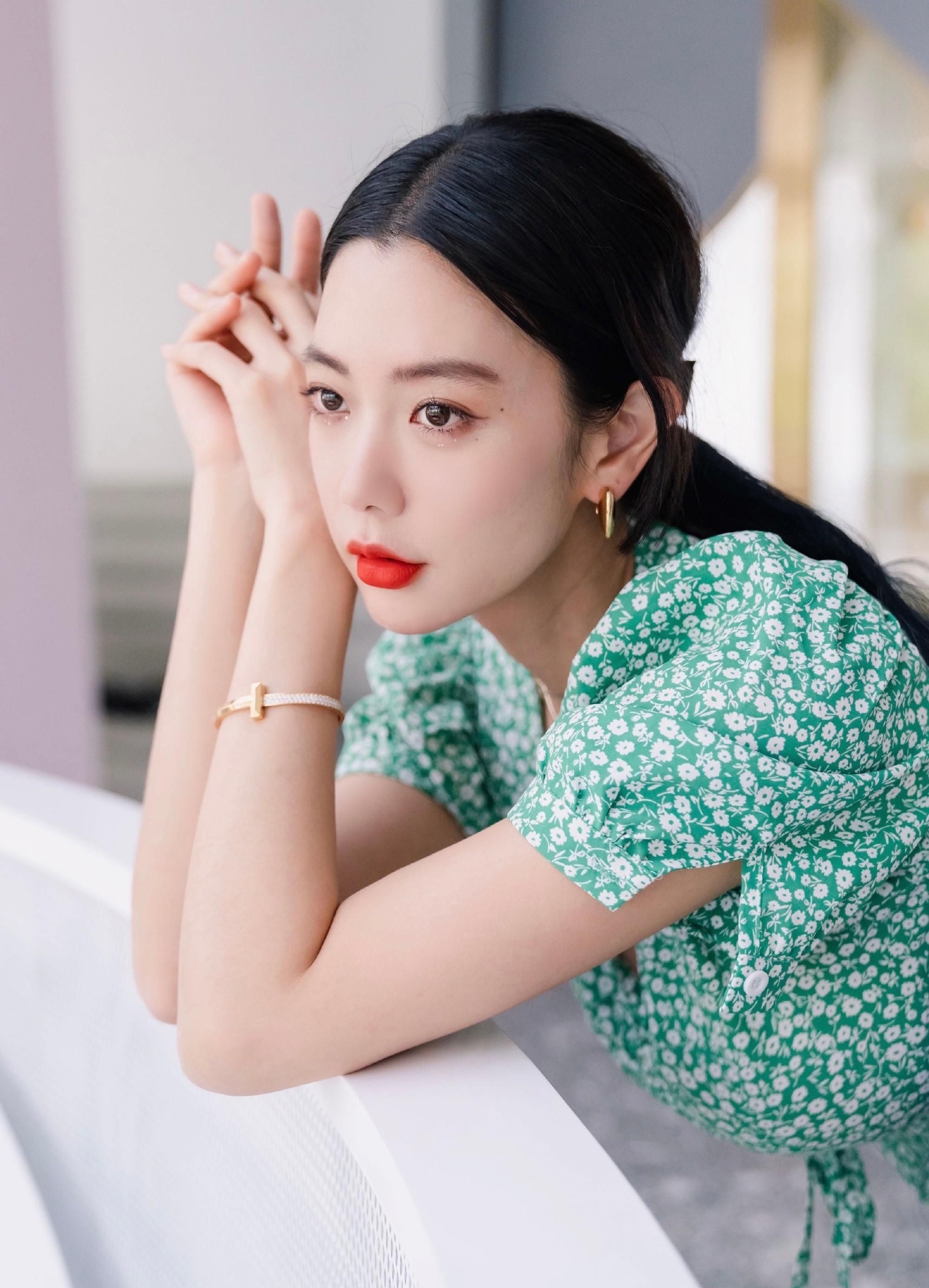 李成敏身材高挑肤白,腿长貌美,惊艳迷人!__财经头条