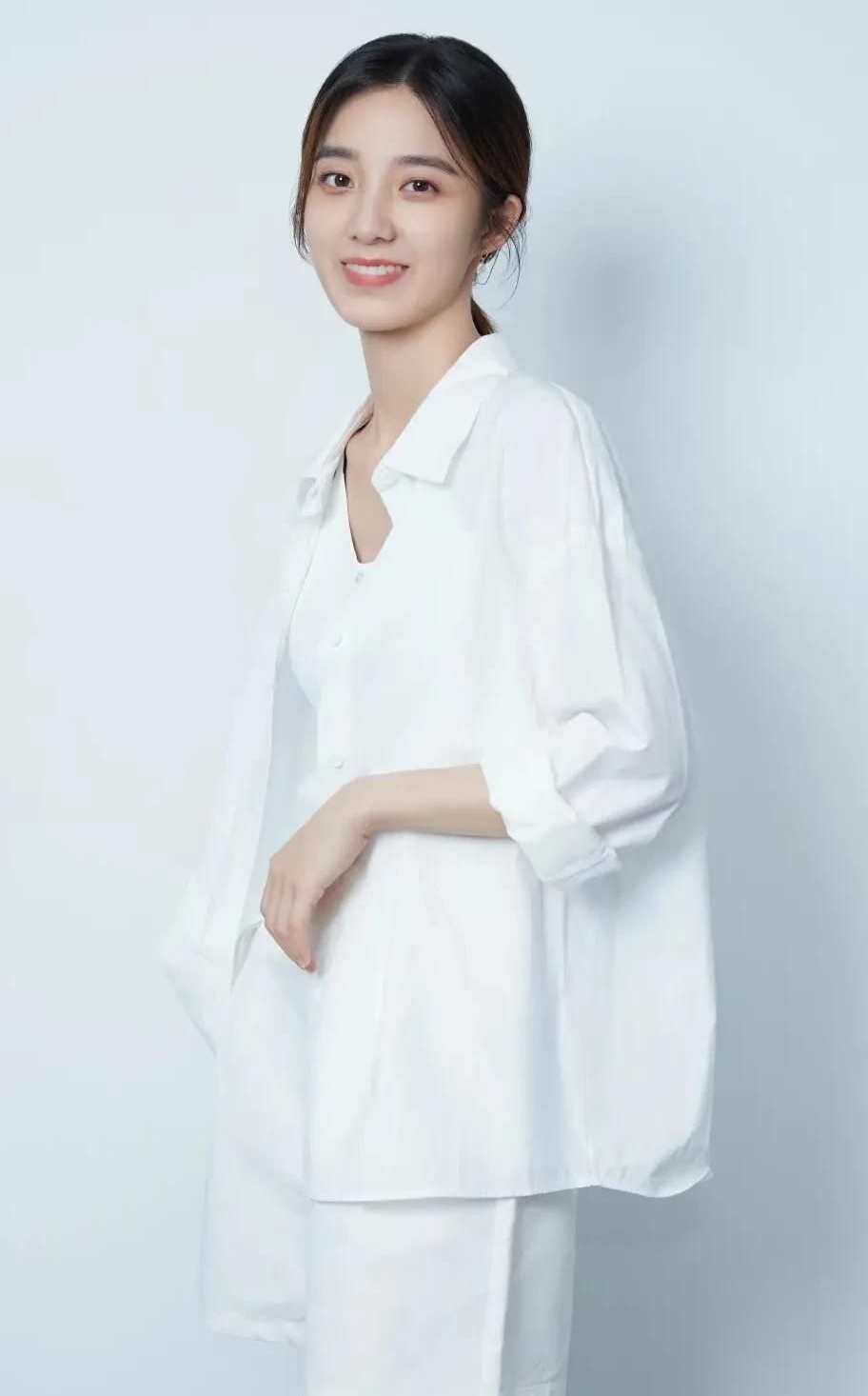 万鹏高清魅力写真,时尚俏丽!__财经头条