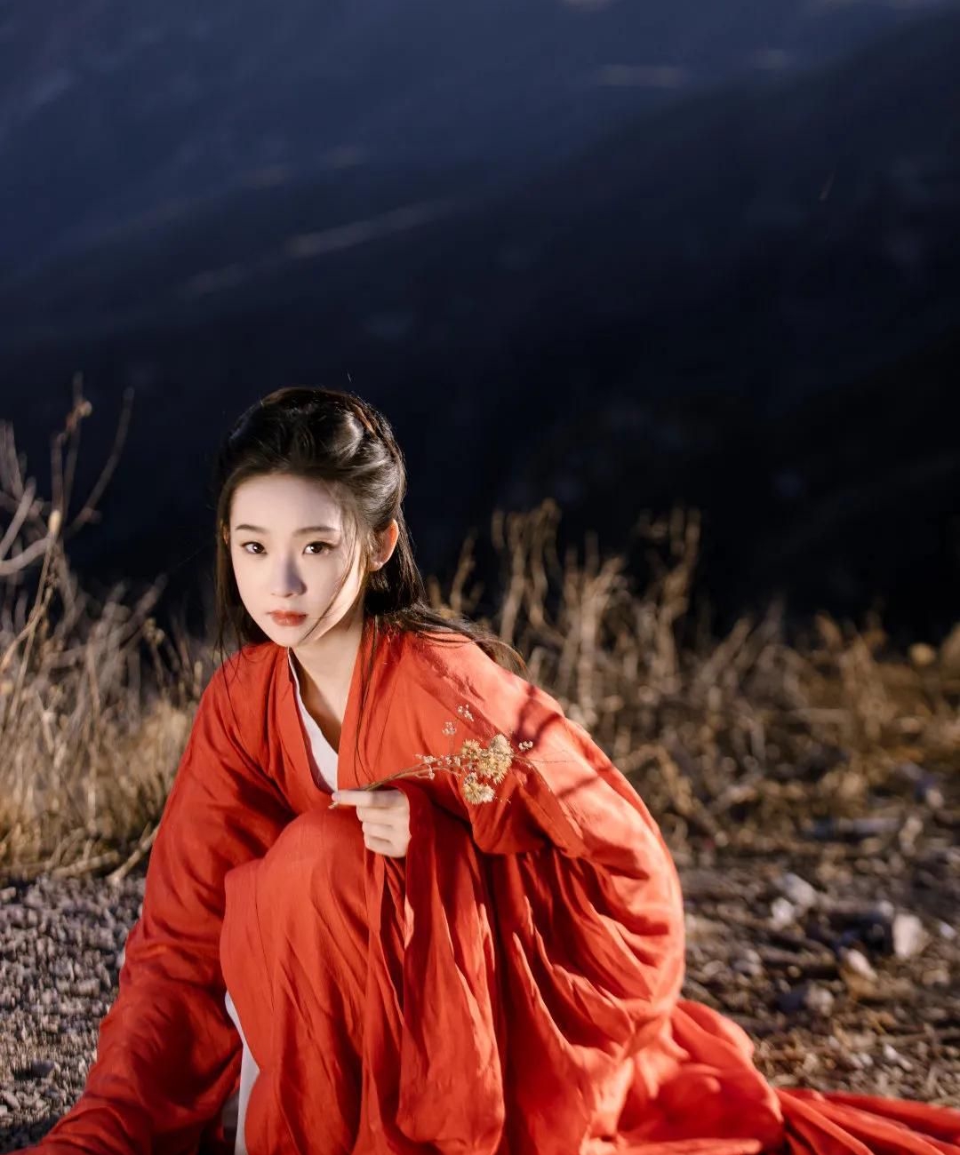 张艺凡红衣古风造型写真,优雅灵动,惊艳迷人!__财经头条