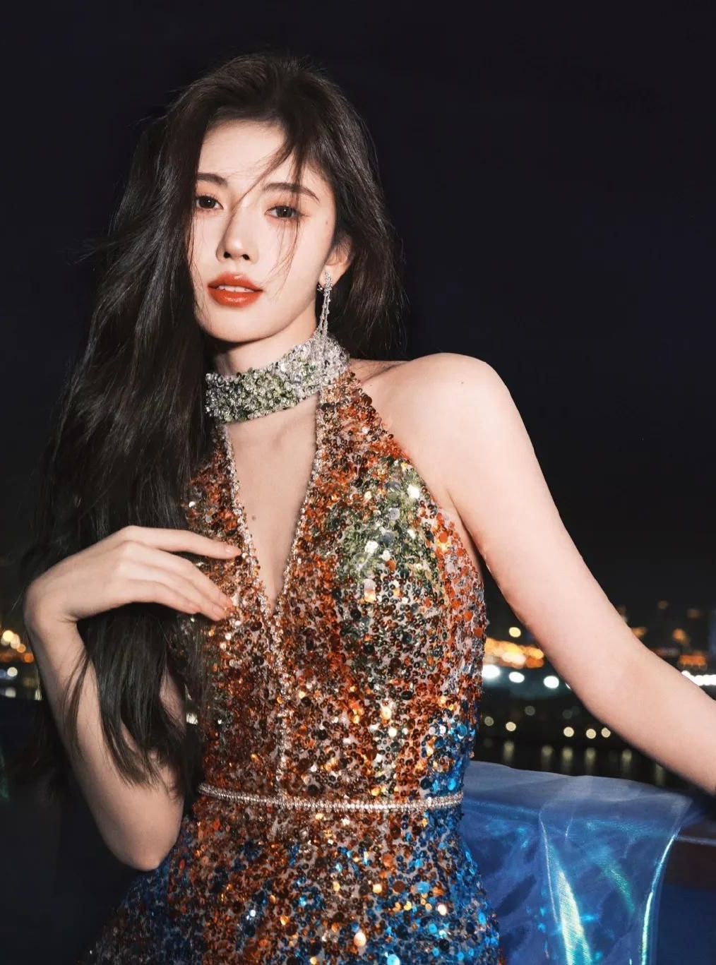 鞠婧祎鎏金露背长裙造型,一身亮片高贵又美艳,楚楚动人!