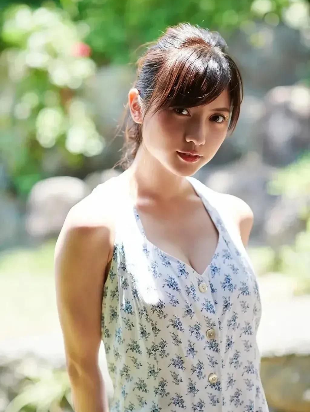 桃月梨子:清纯靓丽,优雅迷人!__财经头条