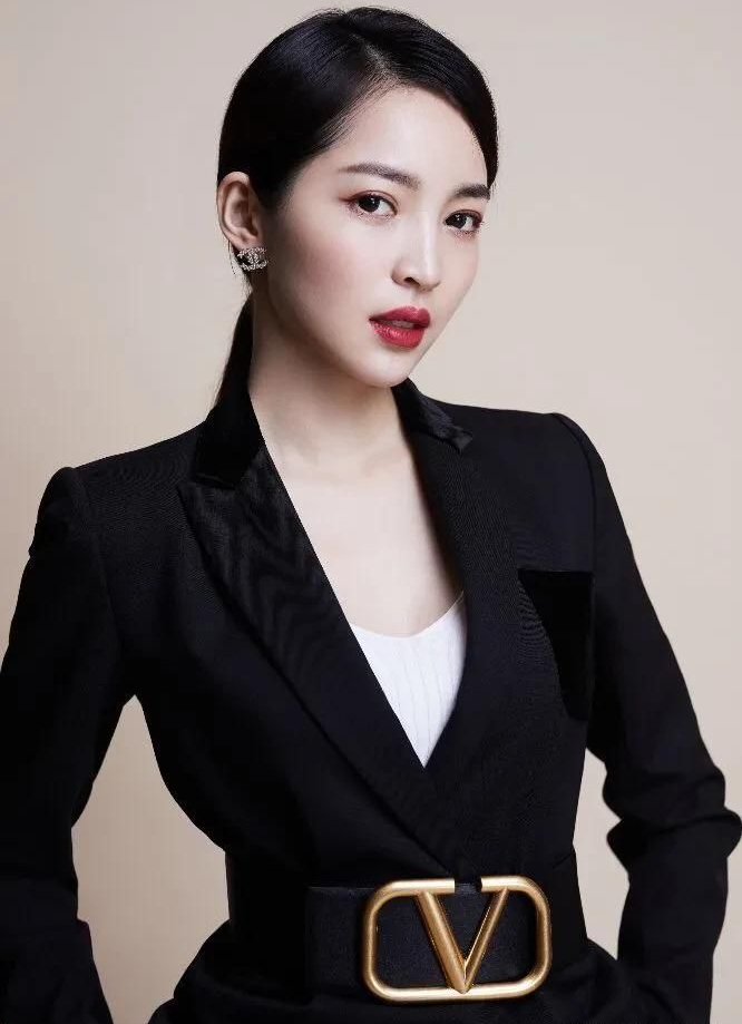 王钟瑶:花容月貌,国色天香,惊艳迷人!__财经头条