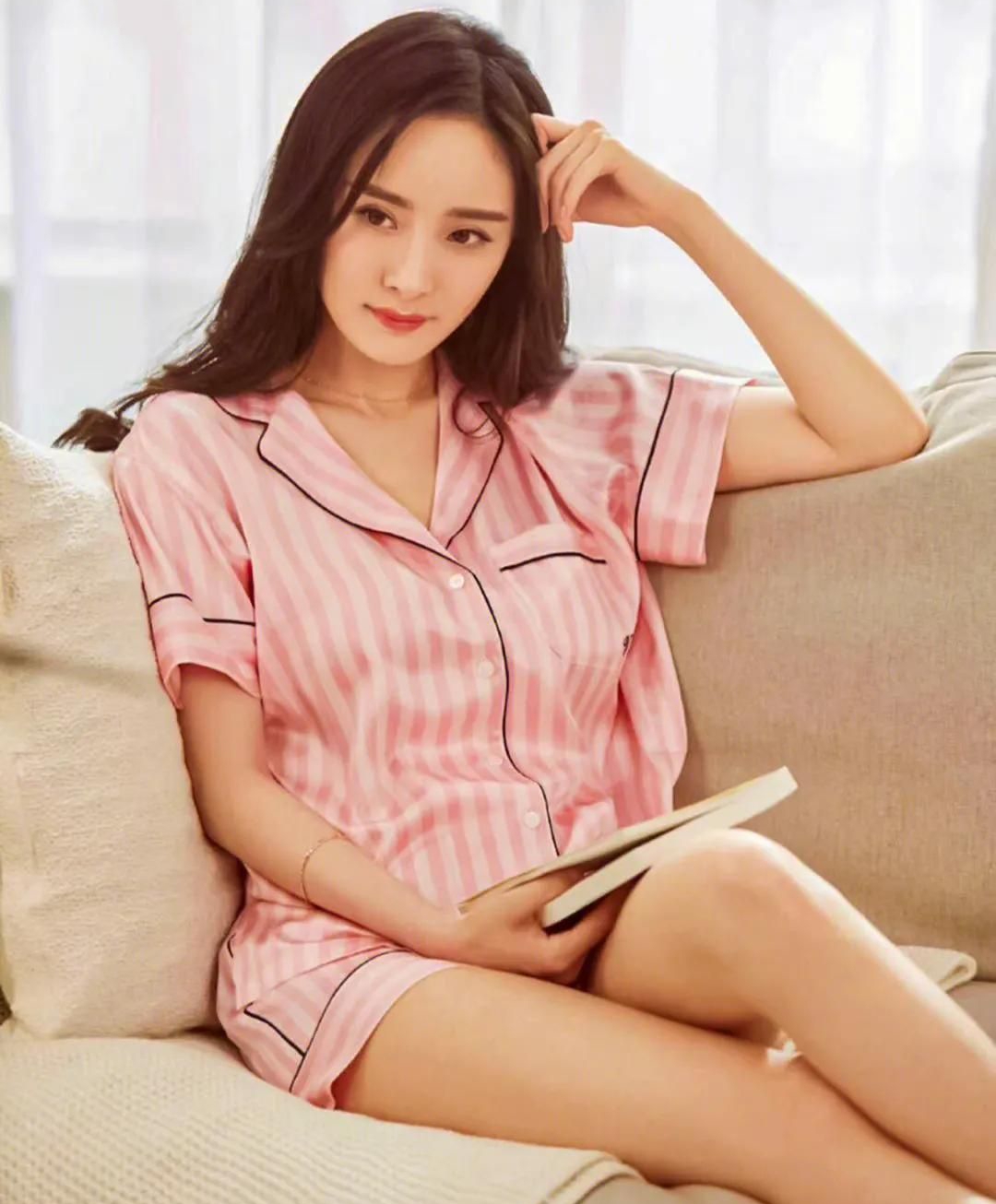 杨幂坐在沙发上看书,优雅美丽,楚楚动人!_高清图集_新浪网
