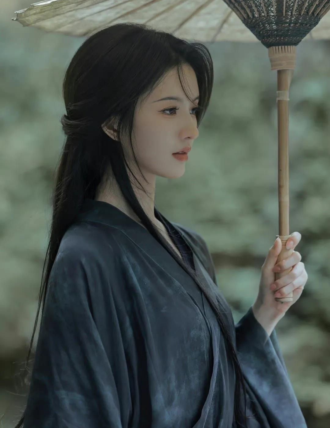 刘些宁黑衣古风写真,清冷酷飒,楚楚动人!__财经头条