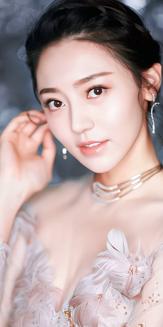 黄梦莹端庄优雅恬静写真,时尚俏丽!__财经头条
