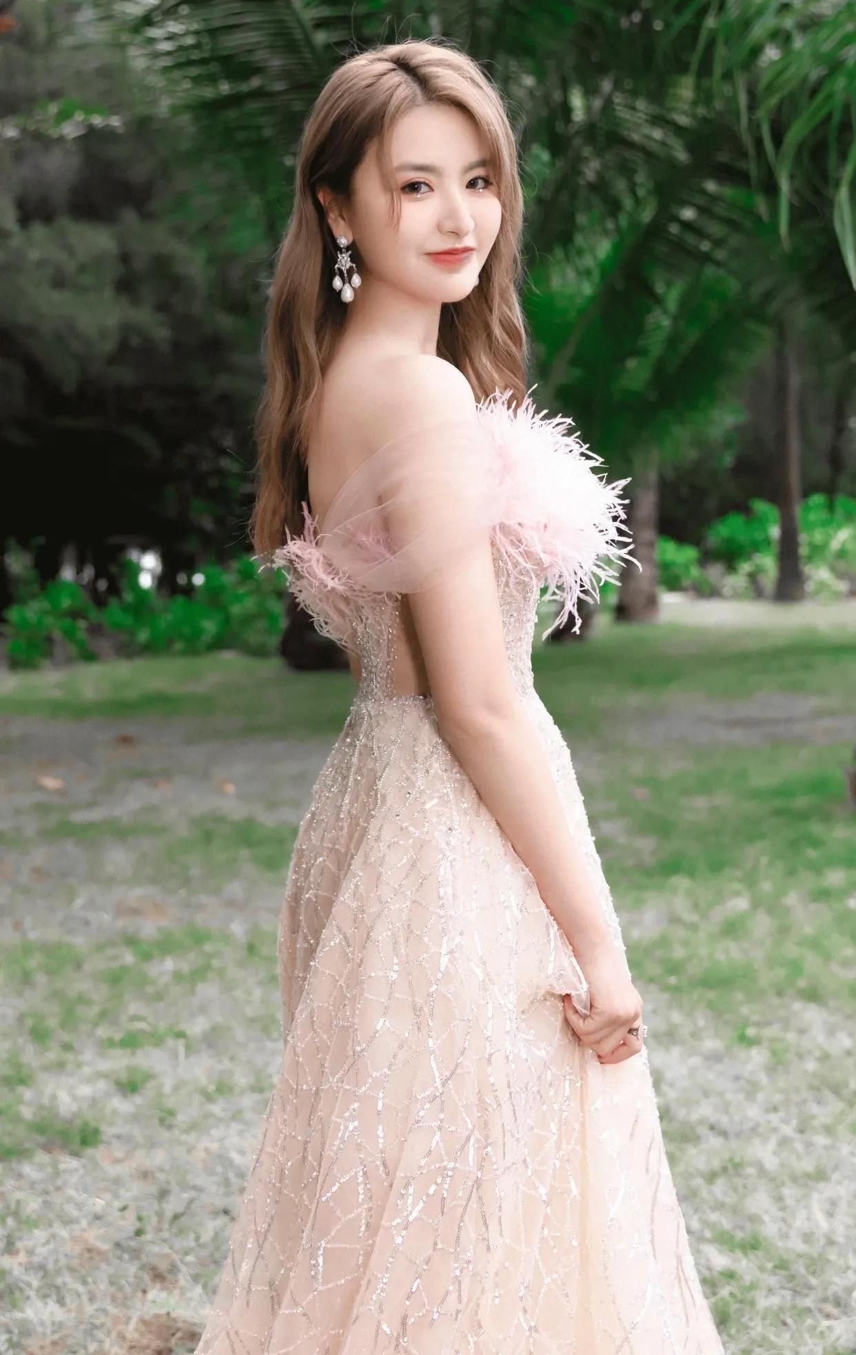 金子涵:惊艳迷人,美女歌手粉裙写真!__财经头条