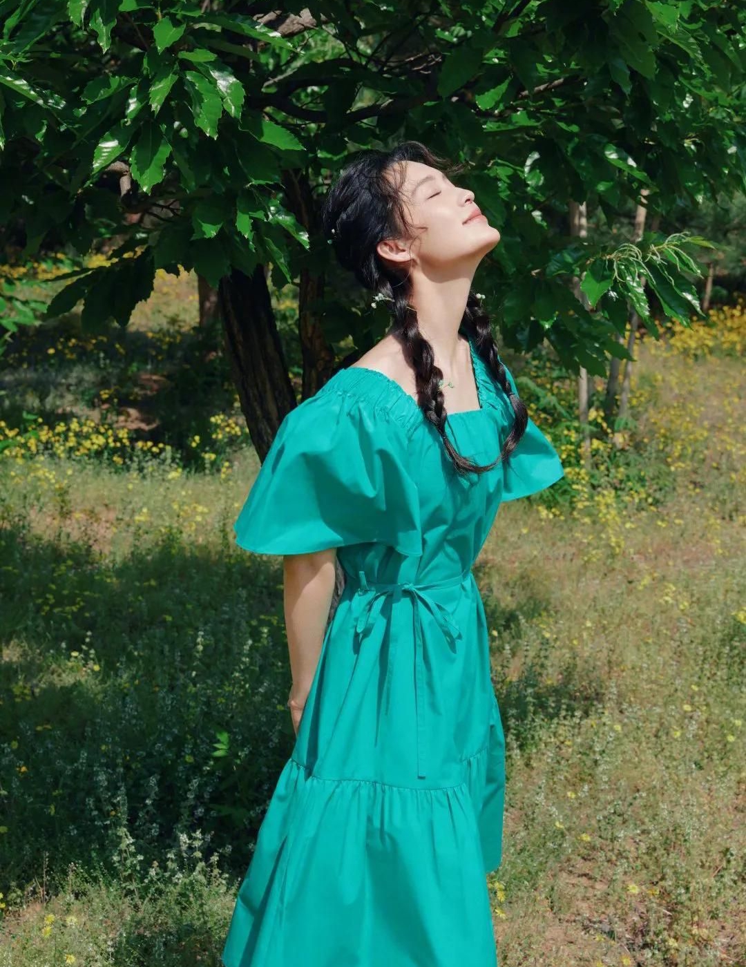李沁身着青绿连衣裙,微卷麻花辫元气满满,可爱迷人!