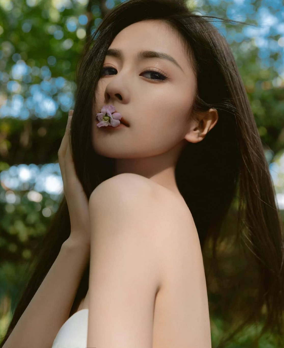 白鹿抹胸长裙写真,肤白如雪,清纯可人!__财经头条