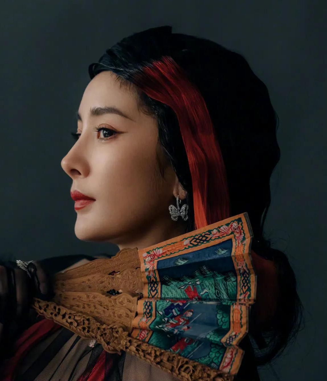 杨幂复古国风芭莎大片,穿吊带红裙配黑丝妖娆妩媚,惊艳迷人!