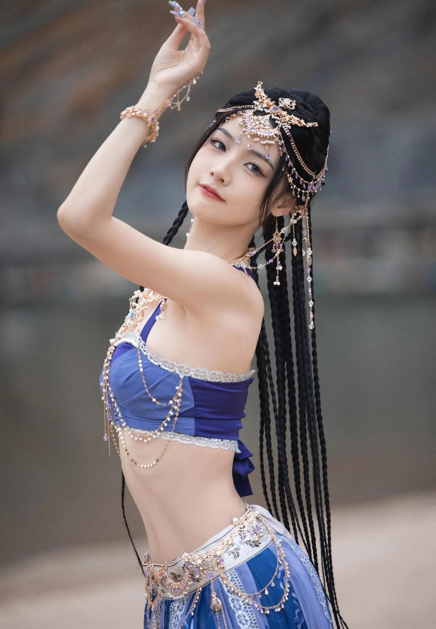 赵粤异域风造型随拍,穿吊带抹胸化身西域舞姬,风情万种!