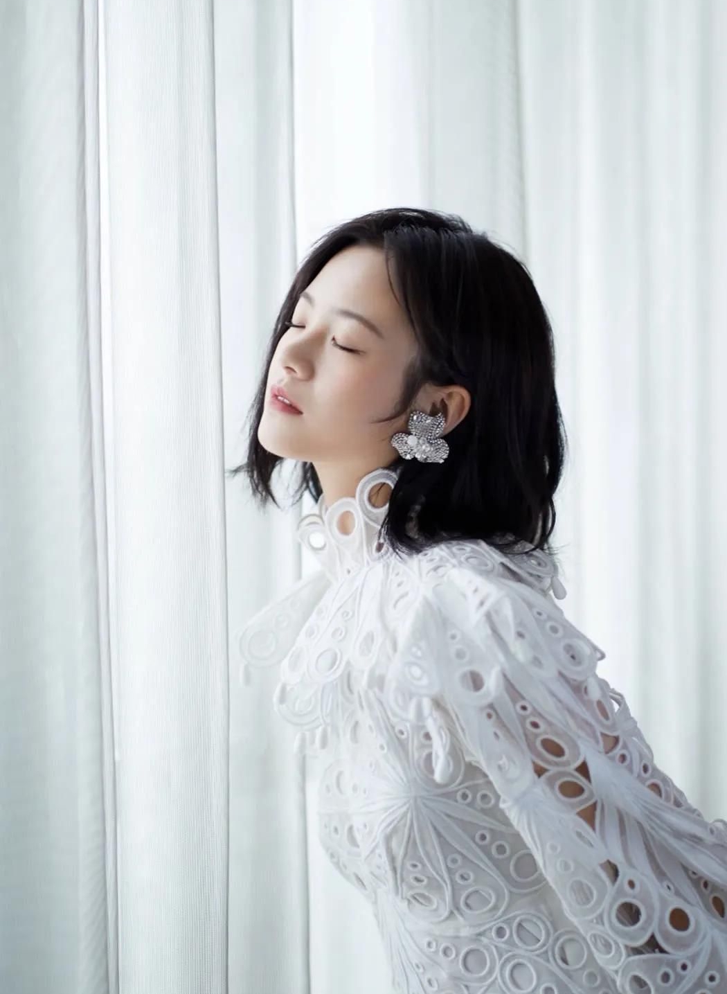 李庚希粉嫩佳人优雅写真,楚楚动人!__财经头条