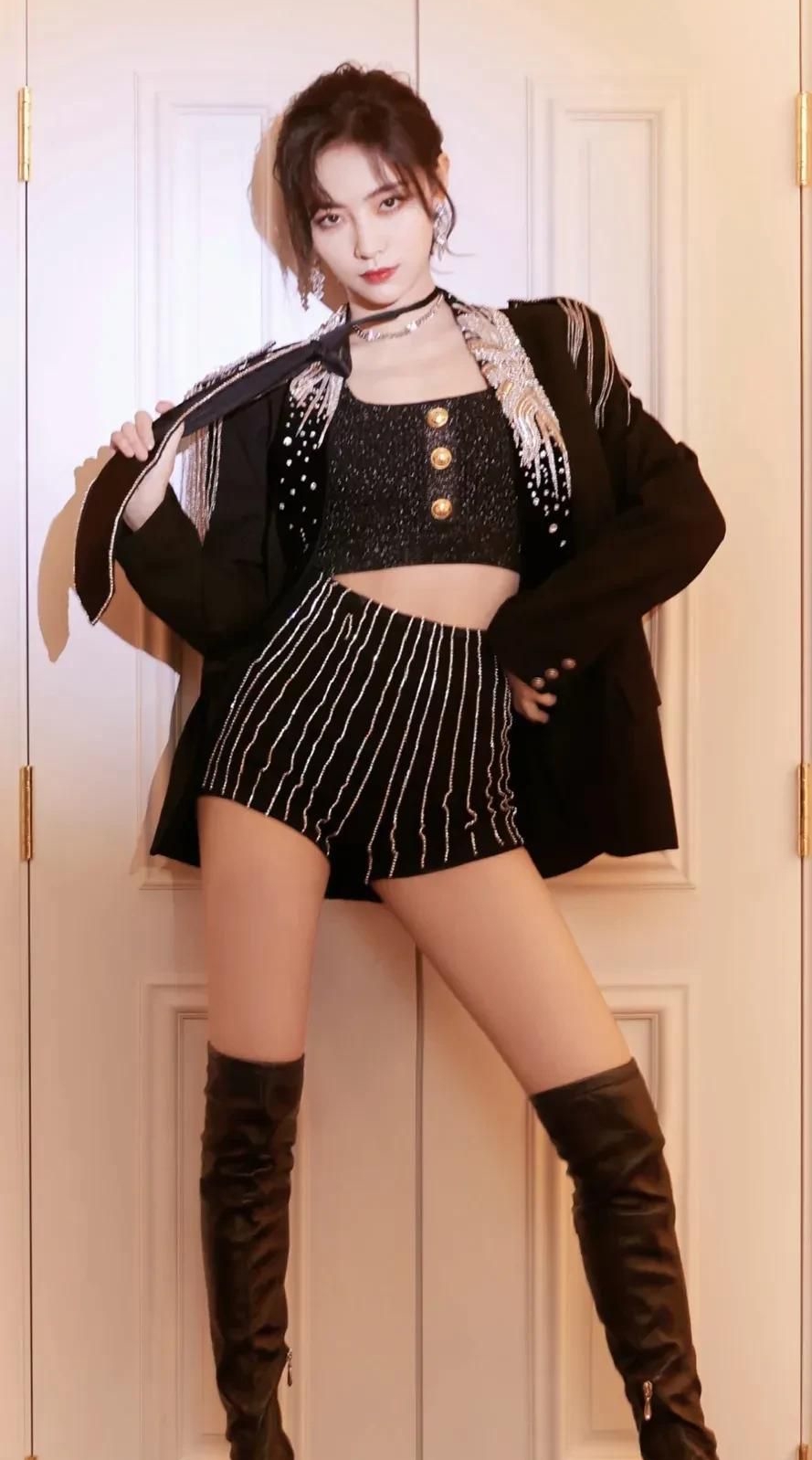 许佳琪端庄优雅娴静写真,优雅迷人!__财经头条