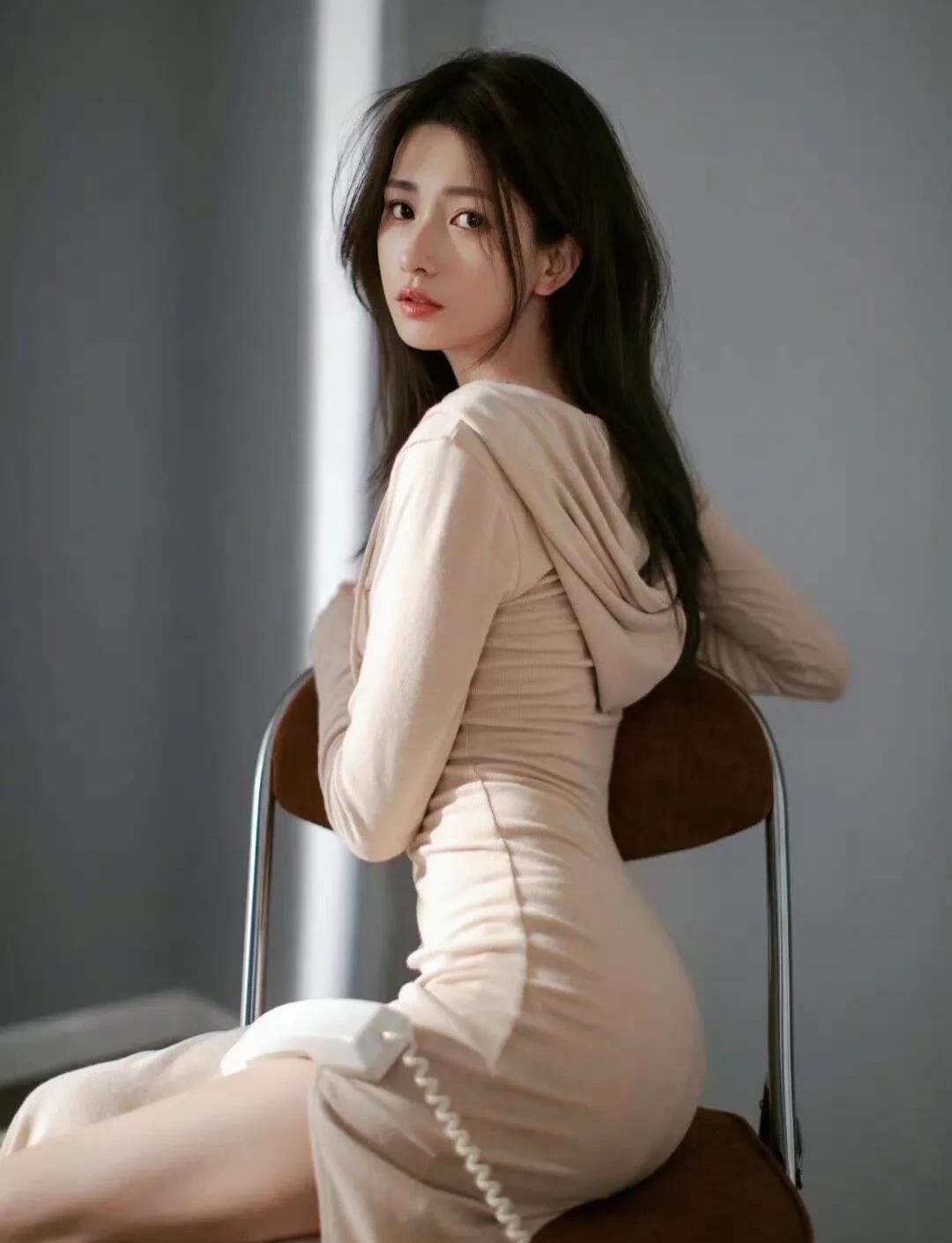 王秋紫高清淡雅时尚写真,娇俏可人!