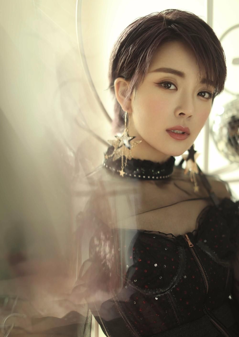 种丹妮甜美时尚写真灵动优雅明艳动人