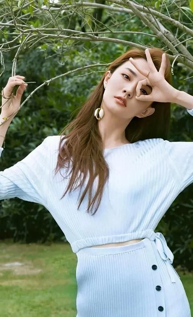 徐璐清新淡雅俏丽写真,美艳动人!__财经头条