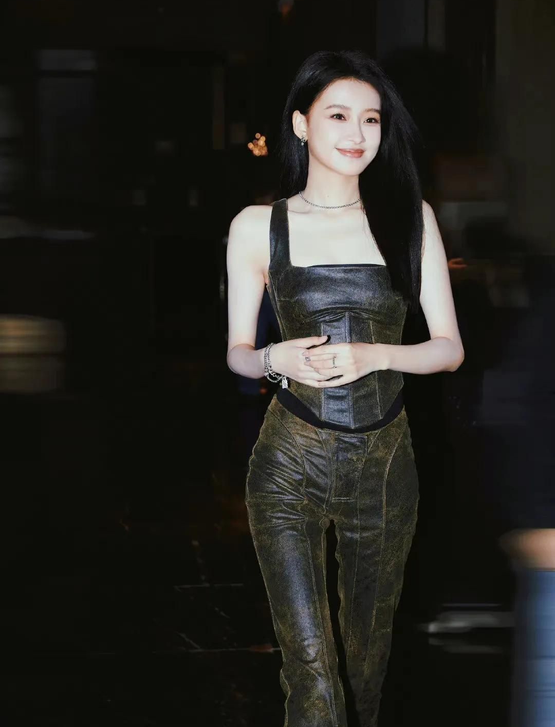 孙怡元音朋克酷girl造型穿吊带抹胸皮衣套装美艳动人