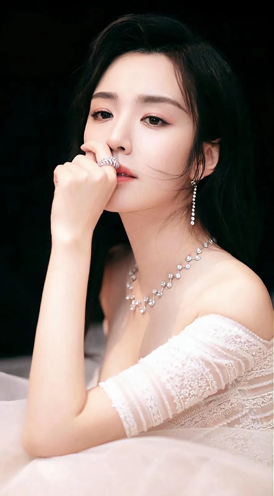 王晓晨端庄优雅娴静写真楚楚动人