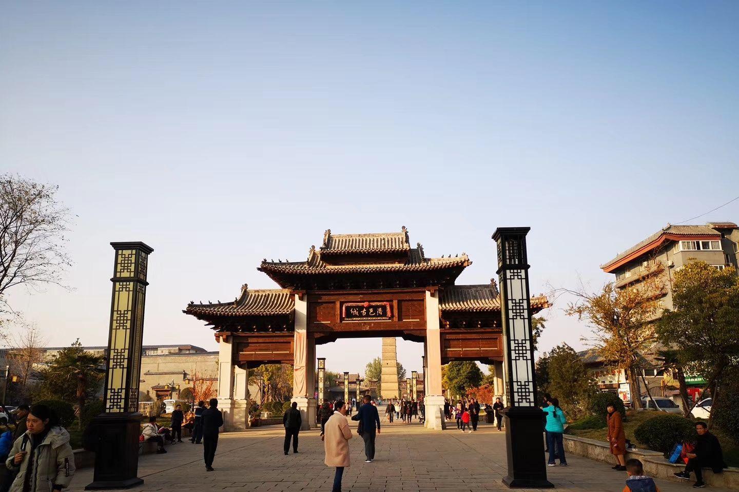 不要错过东边老城区的洛邑古城,洛邑古城是西周时期洛阳城的遗址位置