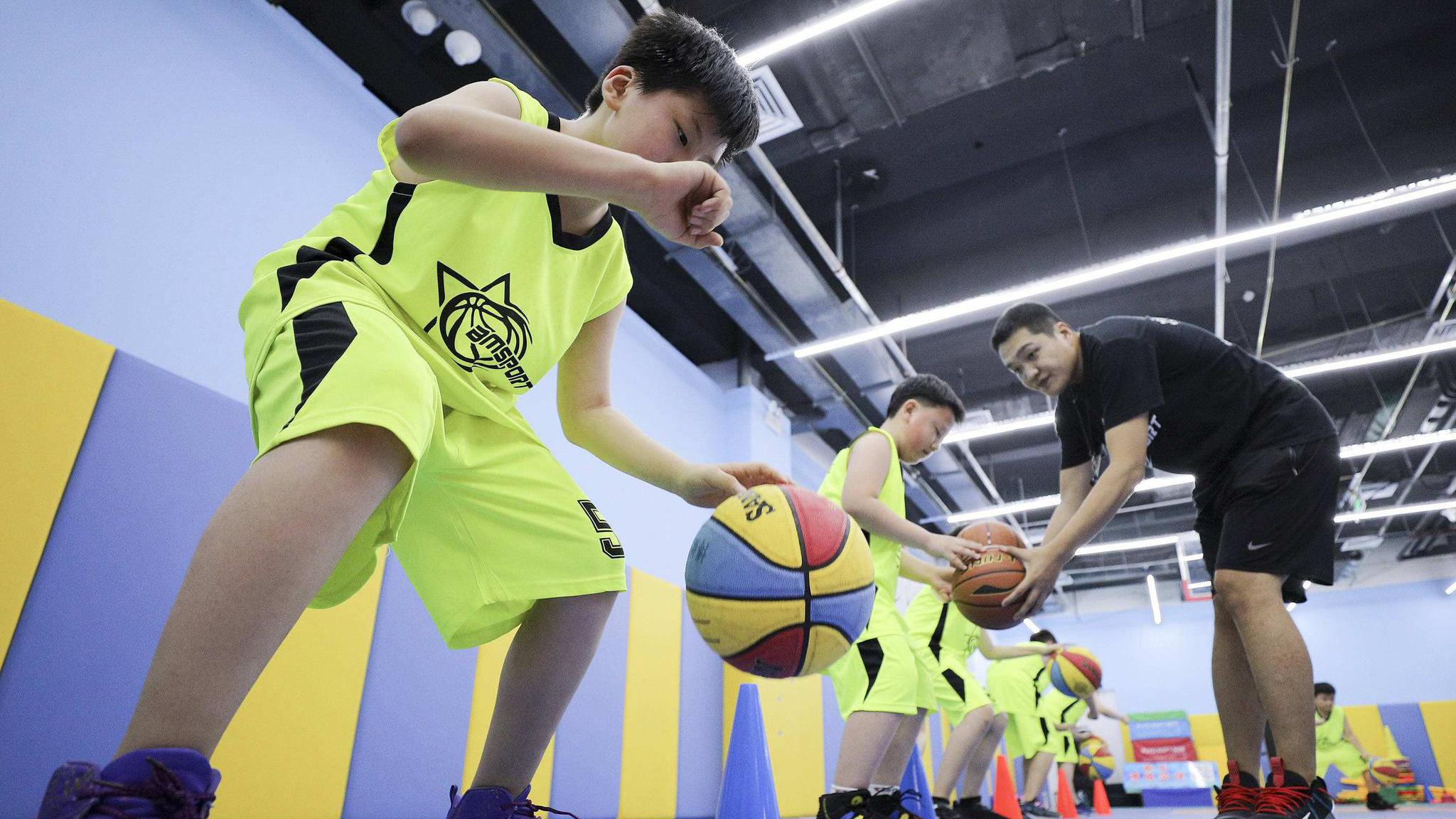 参观小朋友的篮球训练课 这强度光是看着已经腰酸背疼了