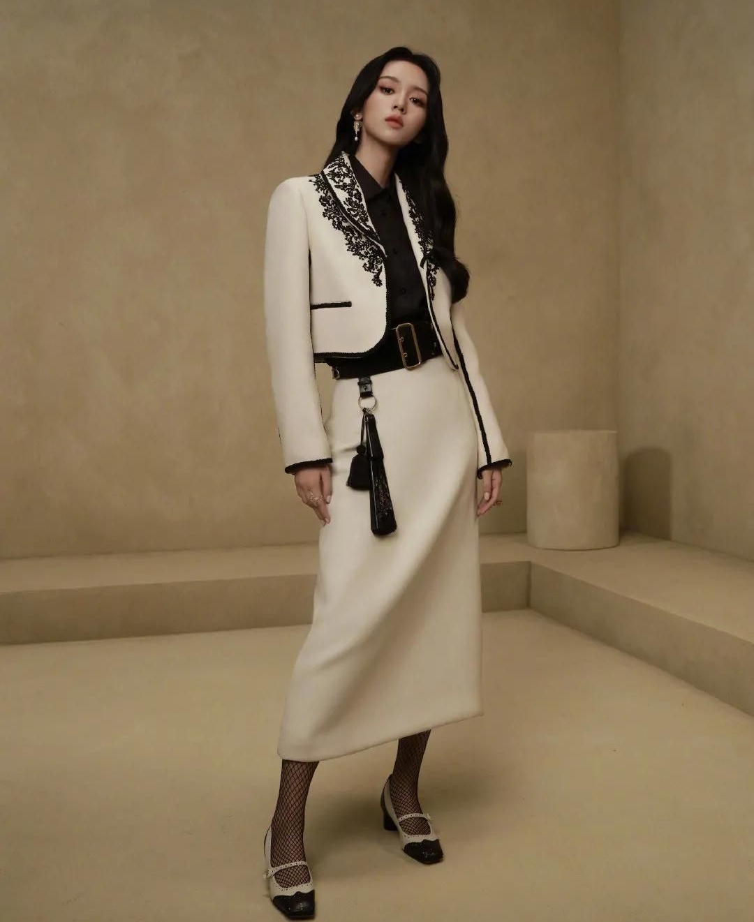 周也美艳写真,华美刺绣丝质套装勾勒曼妙曲线,楚楚动人!__财经头条