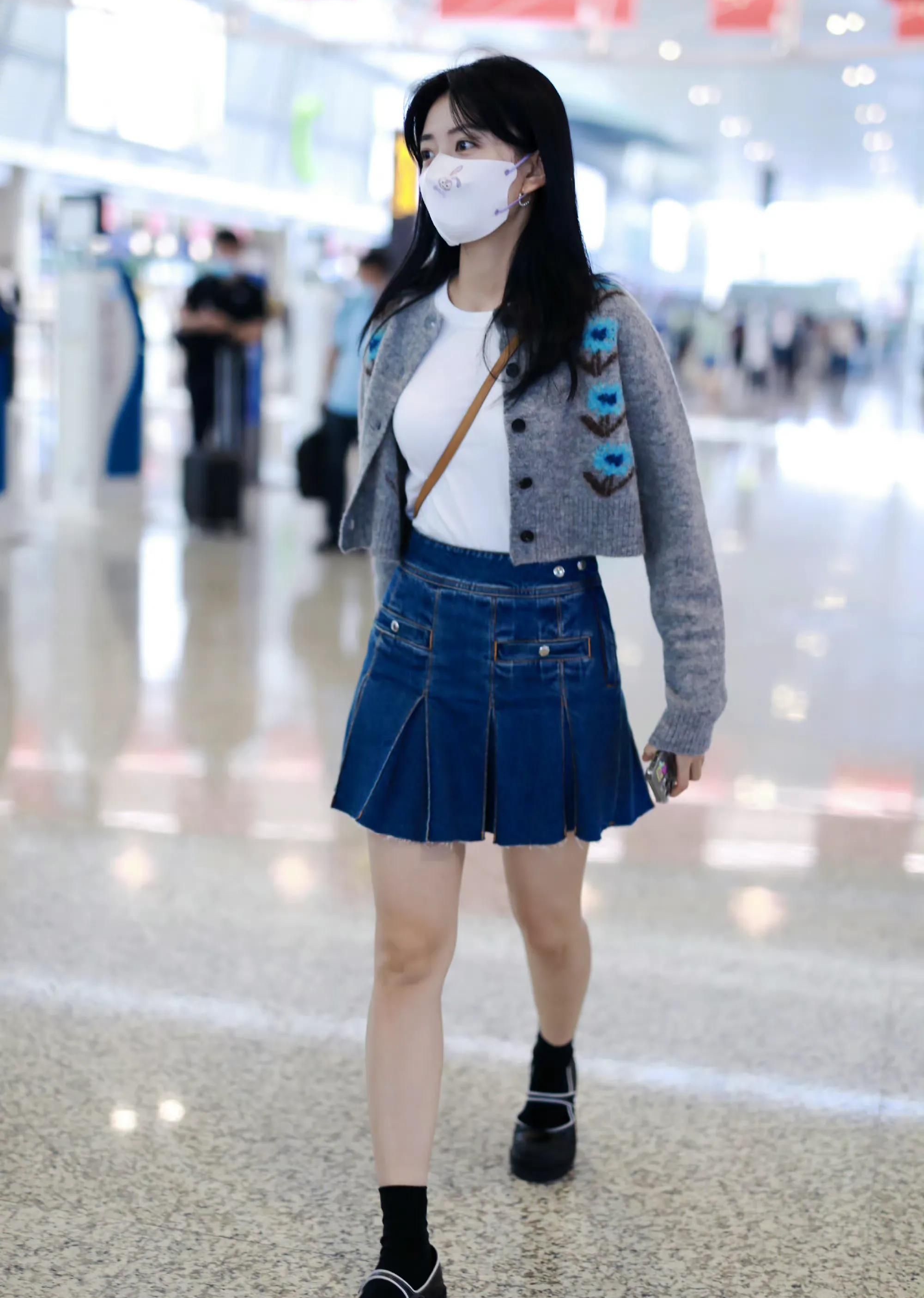 梁洁出行,牛仔短裤,优雅迷人!__财经头条