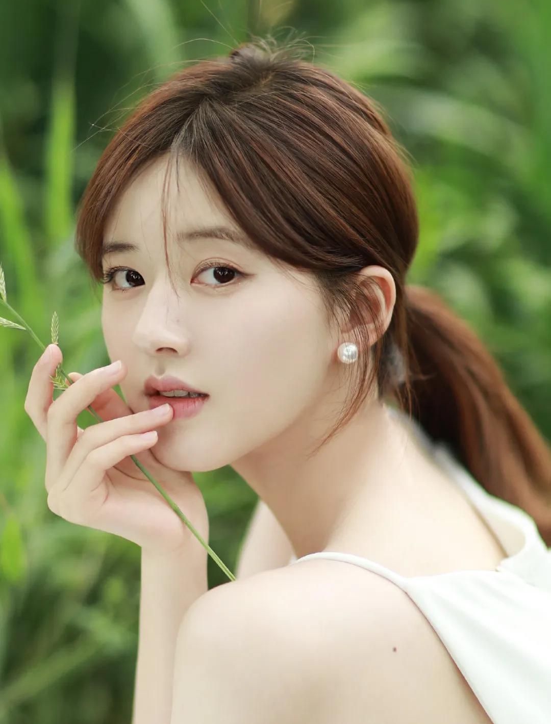 赵露思人比花娇,羞花闭月,惊艳迷人!__财经头条