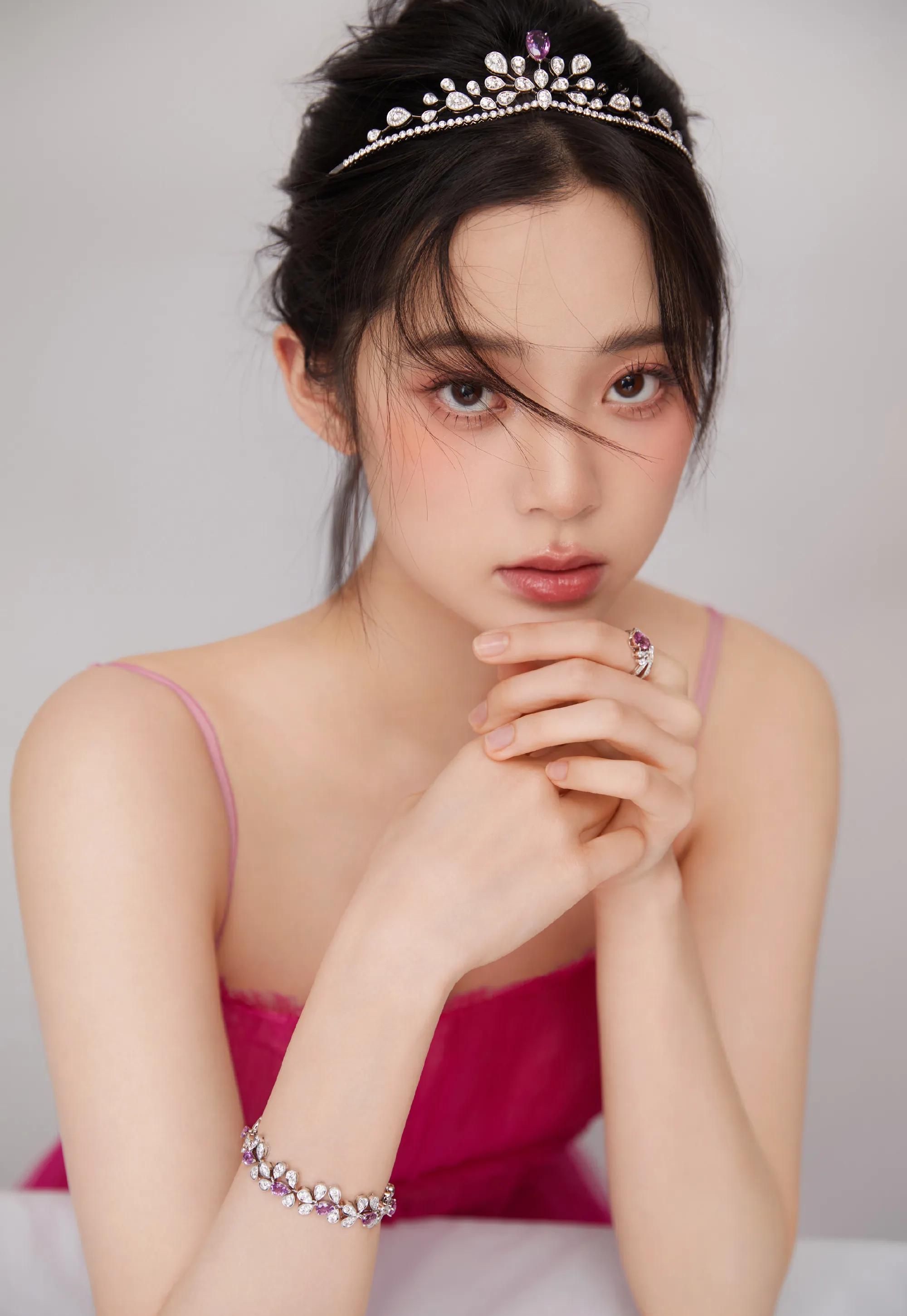 欧阳娜娜粉色公主吊带裙,妆容甜美清新自然,明艳动人!