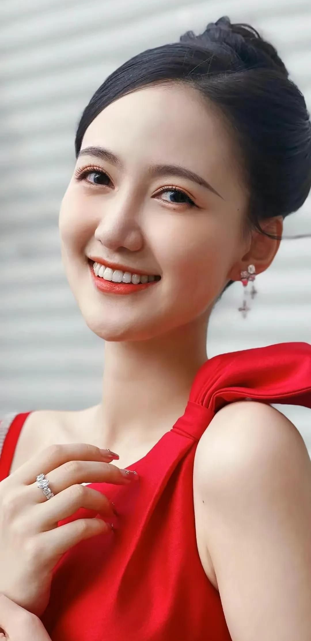 马萱:笑容甜美,美艳动人!__财经头条