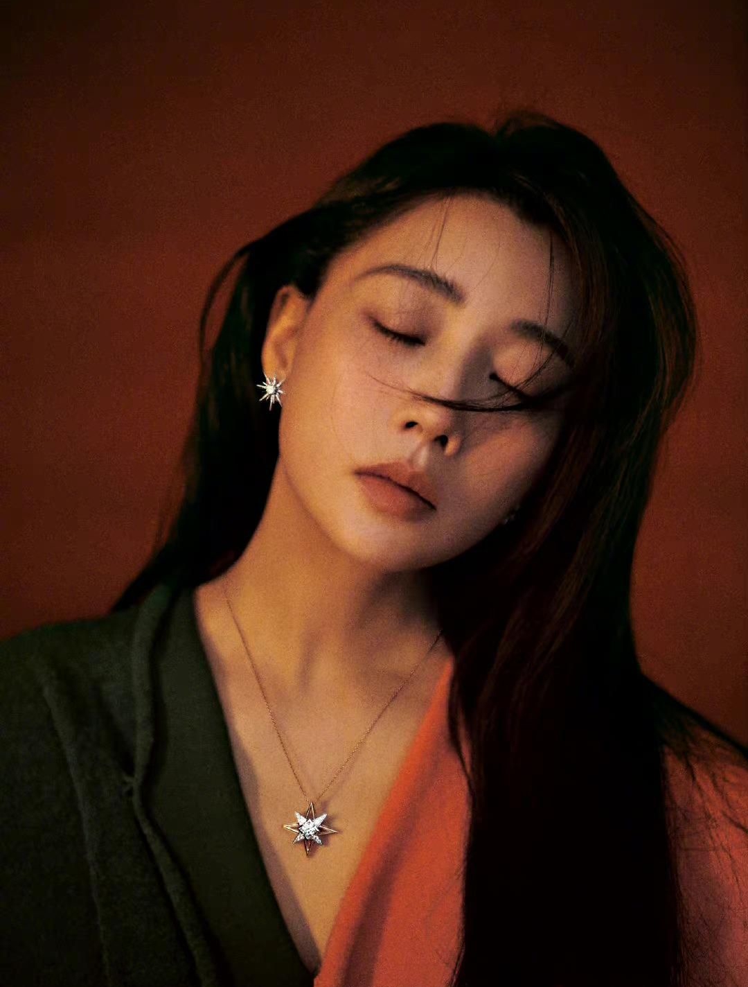 张梦露靓丽妩媚楚楚动人时尚写真