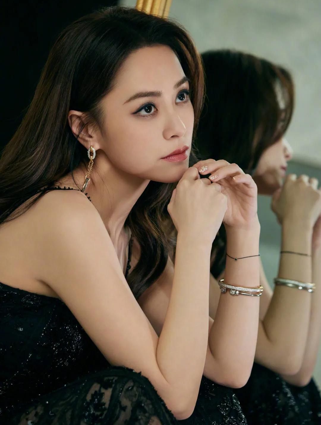 钟欣潼美艳写真黑色珠片礼服搭配波浪卷发楚楚动人