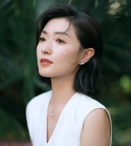 万茜齐耳短发,美丽动人!